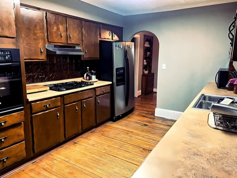 Kitchen fully equipped fridge, gas stove, oven, dishwasher, & microwave.