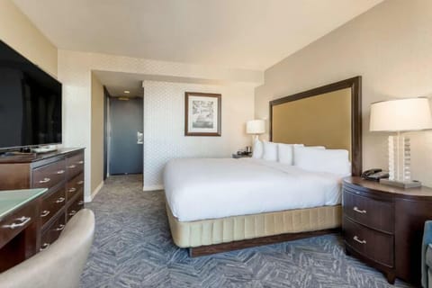 Unit with 1 King size bed. Exact unit will be assigned upon arrival. Views, colors and decor may vary.
