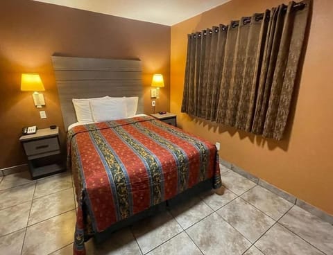 Queen Non Smoking at New Corral Motel   image 1