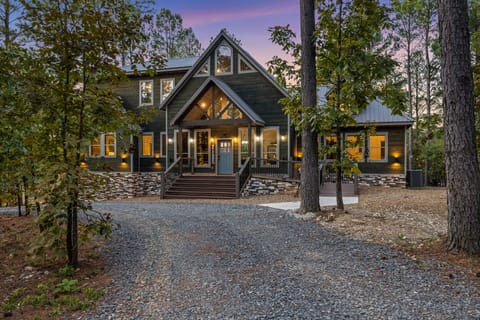 Where the lake meets luxury – your private retreat awaits.