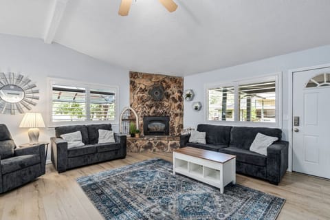 Home Decor, Furniture, Indoors, Living Room, Table