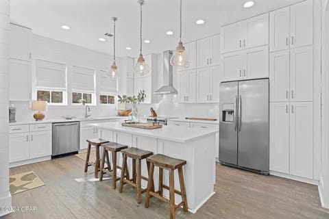 Dining Area seating 6 guests (extra chairs available) and also 4 seats at the Breakfast Bar