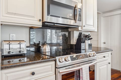 Newly renovated, fully equipped, kitchen with coffee provided!