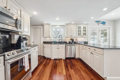 Newly renovated, fully equipped, kitchen with coffee provided!