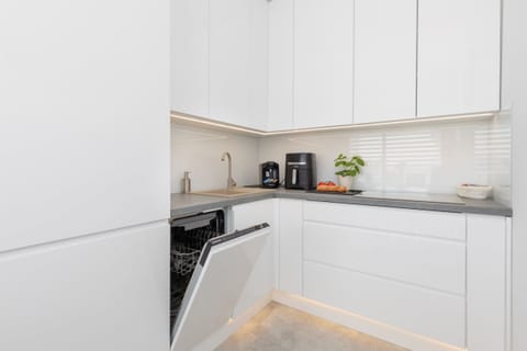 A compact and functional kitchen corner, ideal for preparing meals during a stay.

