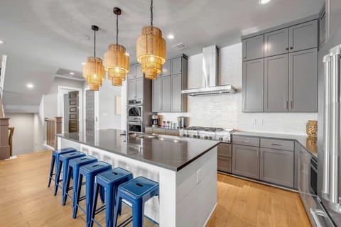 Breakfast Bar Seating for 5