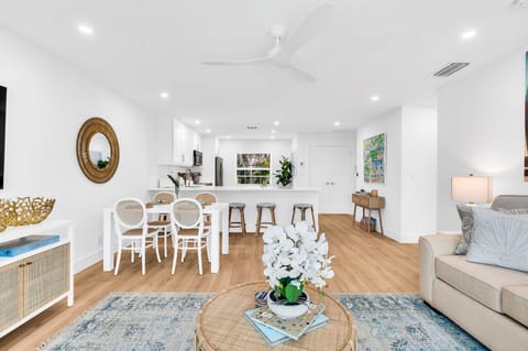 Upon the Tucson oriental hand-woven area rug, is a large queen sleeper sofa with a comfortable memory foam mattress and luxurious 100% cotton linens and a white quilt. There are 2 swivel rattan armchairs for easy viewing of the whole space.