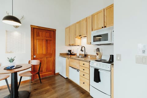 [Kitchen] "Having a full kitchen allowed me to not have to eat out every day - the little dishwasher was such a great amenity!"