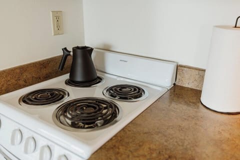 [Kitchen] Cooking is convenient with our 4-burner range.