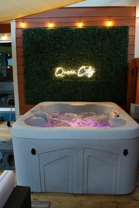 Indoor spa tub