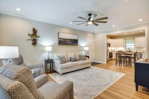 Living Room | Queen Sleeper Sofa | Free WiFi | Central A/C | Smart TV