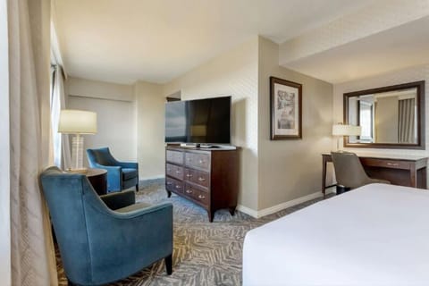 Unit with 1 King size bed. Exact unit will be assigned upon arrival. Views, colors and decor may vary.