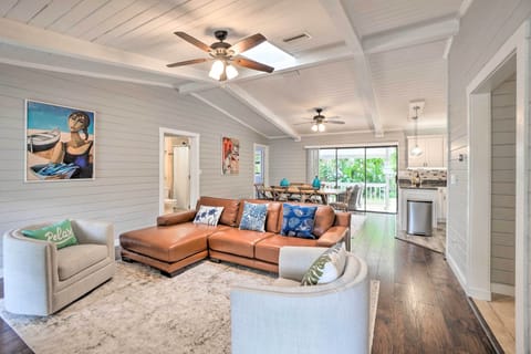 Living Room I Ceiling Fan I Central A/C & Heat