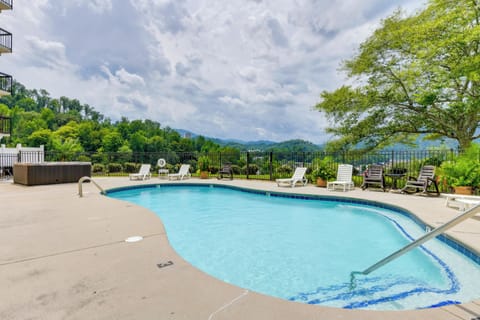 Gatlinburg Vacation Rental | Studio | 1BA | Step-Free Access Via Elevator