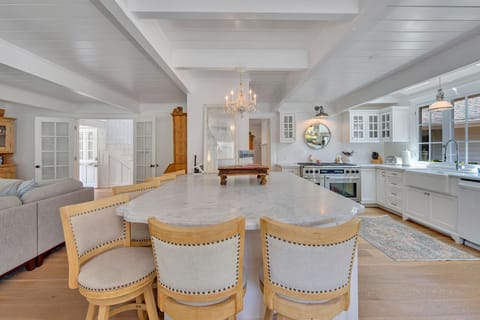 Main house: fully stocked kitchen with bar stool seating for 6