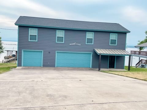 Huge driveway with parking for all your cars and boats