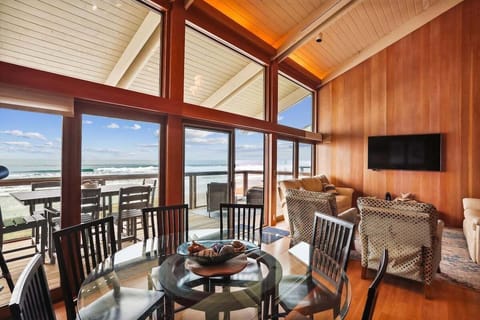 main level dinning area