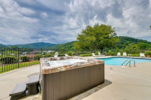 Gatlinburg Vacation Rental | Studio | 1BA | 420 Sq Ft | Stairs Required