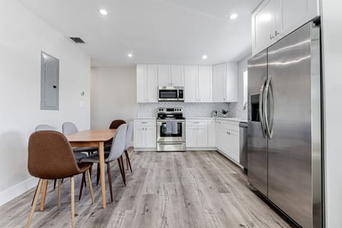 Enjoy a quick breakfast before hitting the town in this designer kitchen wand seating area.