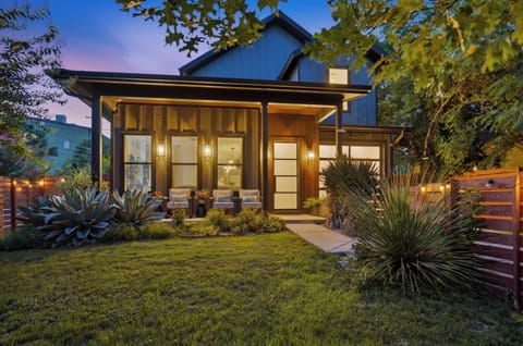 The exterior front view of the home.It’s located at the safe&quiet neighborhood.