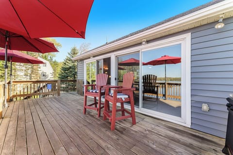 Deck- facing the lake