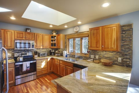Spacious kitchen w/stainless appliances, pantry storage, granite, & flex seating