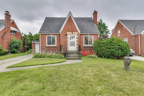 Cheektowaga Vacation Rental | 2BR | 1BA | 1,400 Sq Ft | Stairs Required