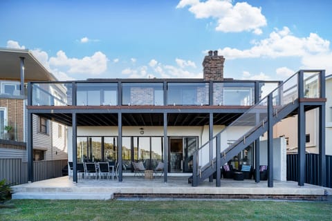 'Southbeach' Kiama Downs - direct access to Jones Beach, public park and steps to the local shops - the perfect family entertainer for 20 people!