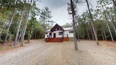 Placid Pines is a luxury cabin tucked among the peaceful pine trees of Hochatown near Broken Bow Lake.