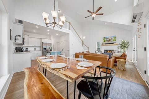 Table LR view1 Large