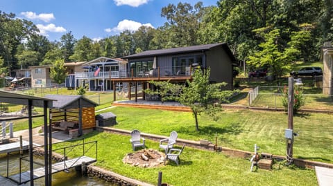 Spacious lawn area - corn hole anyone?