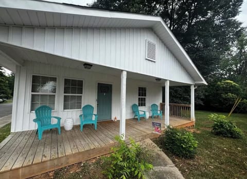 Good ol’ front porch sittin’!