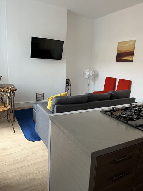 Open plan kitchen & dinning