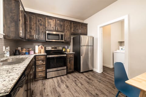 Fully stocked kitchen, pour over coffee maker w/electric kettle & ice maker