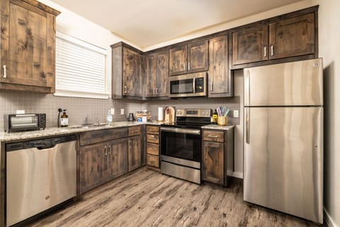 Fully stocked kitchen, pour over coffee maker w/electric kettle & ice maker