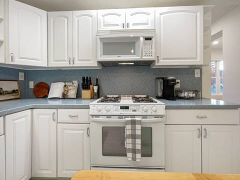 New oven, microwave, and plenty of counter space!