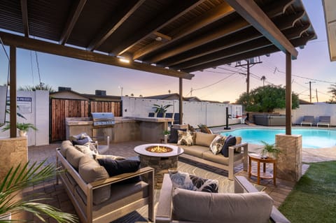 Resort-style Patio w/ Outdoor Seating, Firepit, & Grill