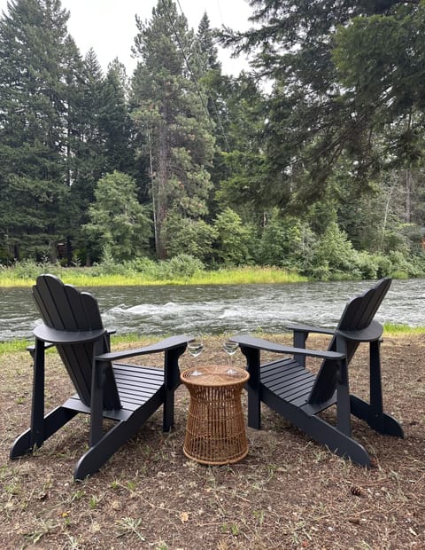 Calming Seats by the Yakima River