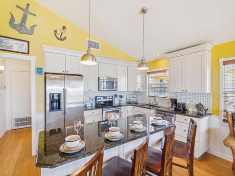 Kitchen - Breakfast Bar w/ Seating For 4 - First Floor