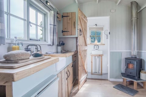 Haven View - 1 Bed Shepherds Hut - St Ishmael's (21915)