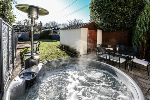 Garden With the hot tub and patio heater 