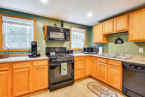 Kitchen | Cooking Basics | Coffee Maker | Trash Bags & Paper Towels Provided