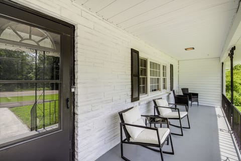 Front Porch w/ Seating