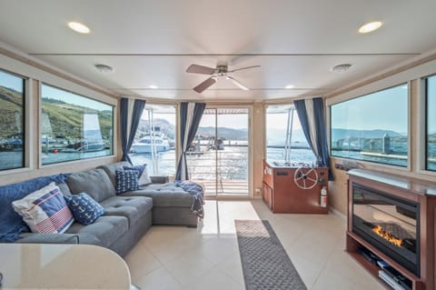 Spacious and private stationary houseboat with magical lake vibes