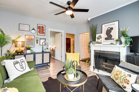 Chicago Vacation Rental | 1BR | 1BA | 500 Sq Ft | Stairs Required to Enter