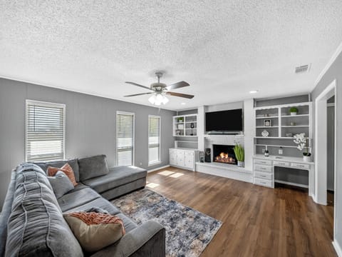 Spacious Living Area with Queen Sleeper sofa!!