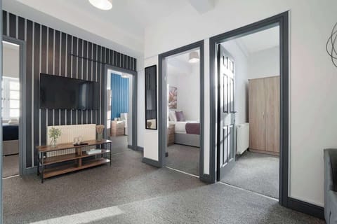 Cosy living room equipped with a SMART TV with Netflix and a comfortable sofa to sit down and relax.