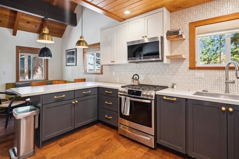 main level-kitchen-dsc03287