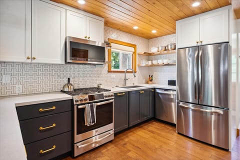 main level-kitchen-dsc03282