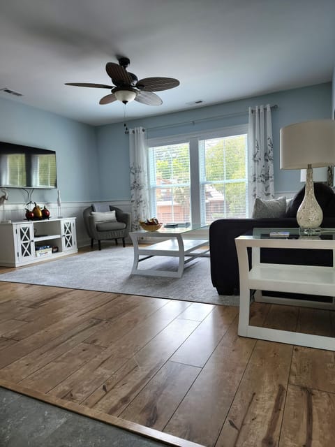 Bright and spcious living room with queen pull out sofa